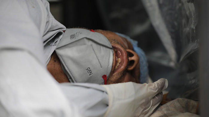 Лек спад на заразените и починалите от COVID-19 в Индия, но страхът продължава