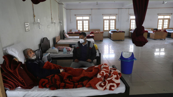 Лек спад на заразените и починалите от COVID-19 в Индия, но страхът продължава