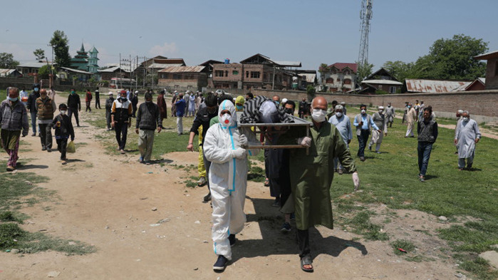 Лек спад на заразените и починалите от COVID-19 в Индия, но страхът продължава