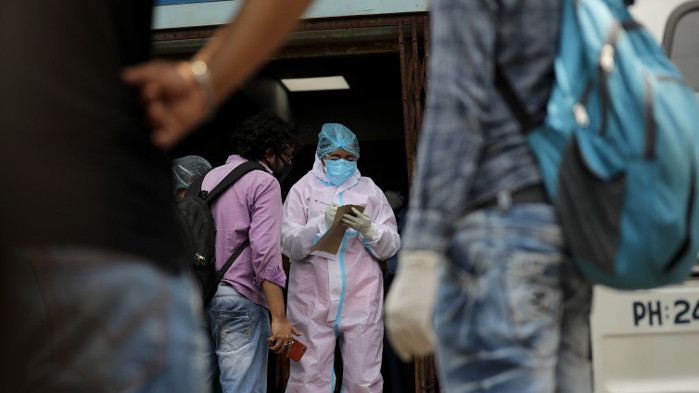 Лек спад на заразените и починалите от COVID-19 в Индия, но страхът продължава