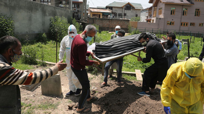 Лек спад на заразените и починалите от COVID-19 в Индия, но страхът продължава