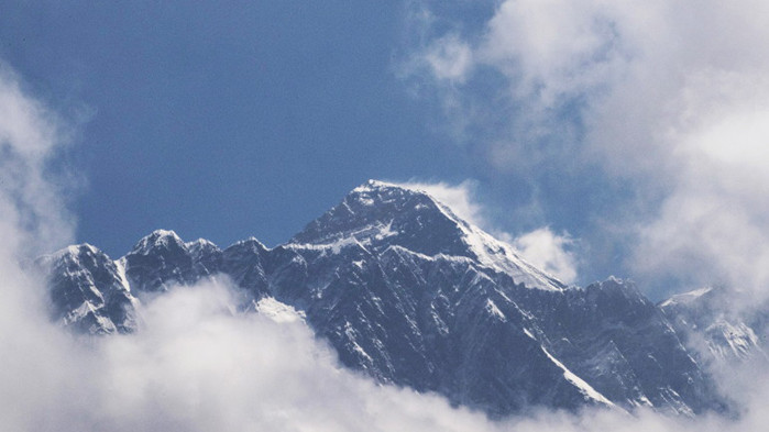 Китай гради разделителна линия с Непал на Еверест