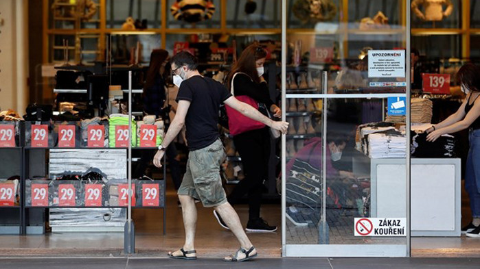 Магазините в Чехия днес отново отварят врати, въпреки че очакванията