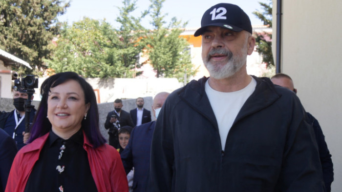 Албанският премиер изрази в понеделник решимост да отстрани президента от поста,