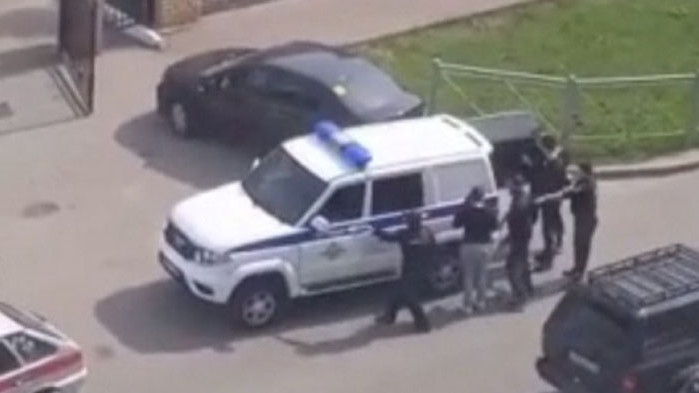 Учител и шест деца са убити при стрелба в училище в Казан