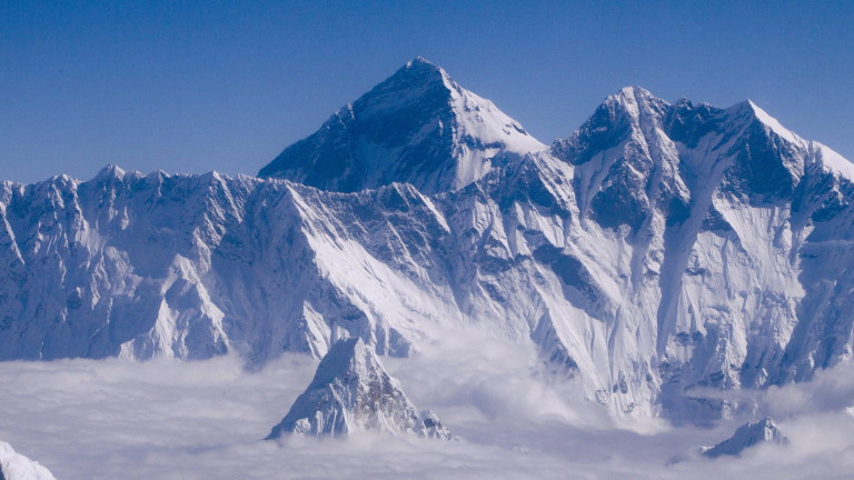 Чужденци отново напират към Еверест, докато Непал се бори с втора вълна COVID-19