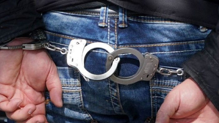 Митничар, обвинен в контрабанда на наркотици, остава в ареста