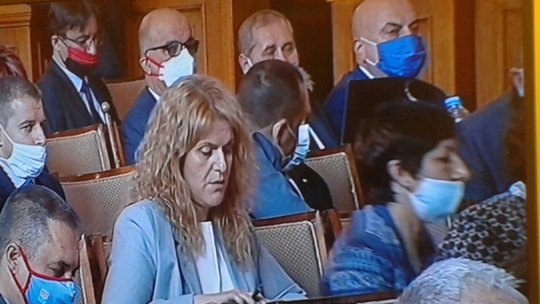Носят ли се маски в парламента?