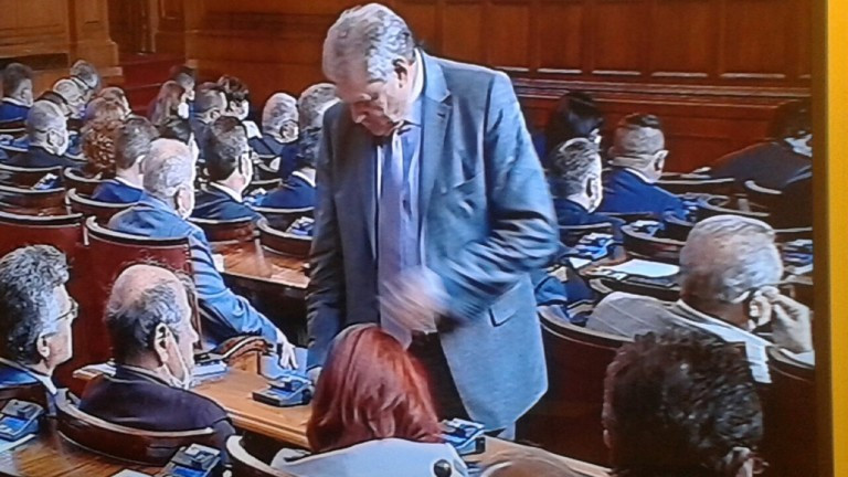 Носят ли се маски в парламента?