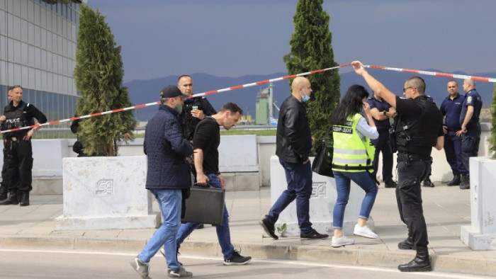 Жената е простреляна в главата, в гърдите и в корема,