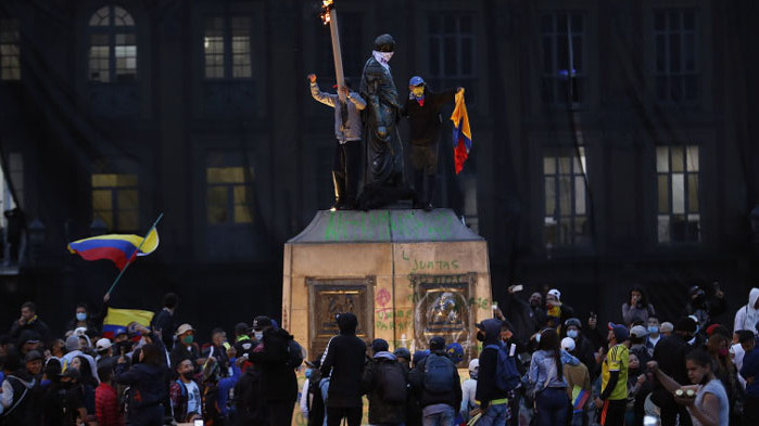 Хиляди на пореден протест срещу полицейските репресии в Колумбия