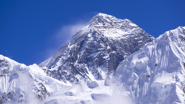 Двама чуждестранни алпинисти загинаха на връх Еверест, първите жертви от