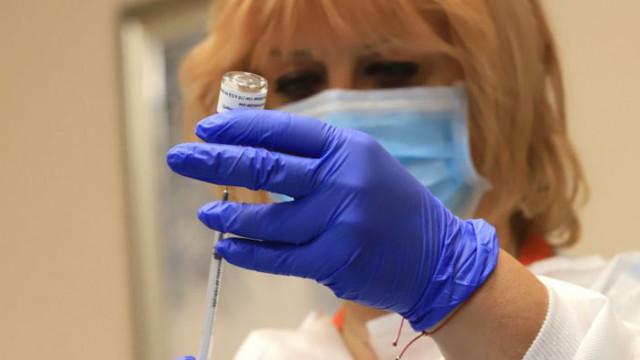 Повечето хора получили две дози коронавирусни ваксини от различни производители