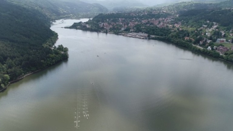 Доброволци чистят езерото в Панчарево, включва се олимпийската шампионка Светла Оцетова