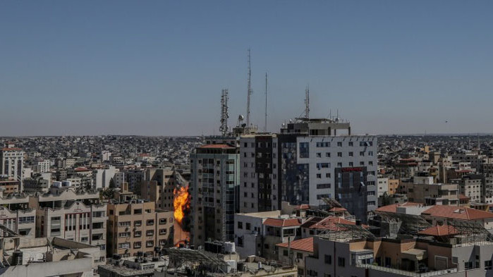 Ударена е 13-етажна сграда, в която са били редакциите на