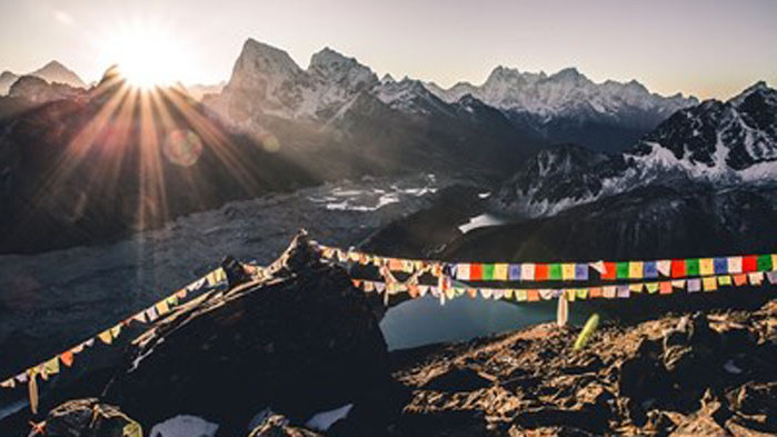 Китай спира експедициите до Еверест заради пренасяне на коронавируса от Непал