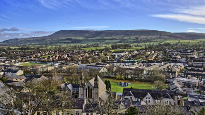Едно дете е загинало и четирима души са ранени, двама