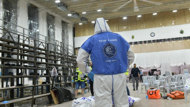 Най-малко двама души са загинали, а 167 са ранени при срутване