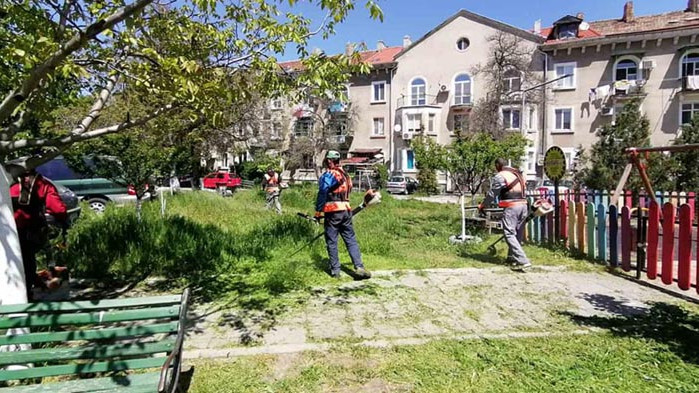 Дейностите по косене на тревните площи във Варна отчитат от