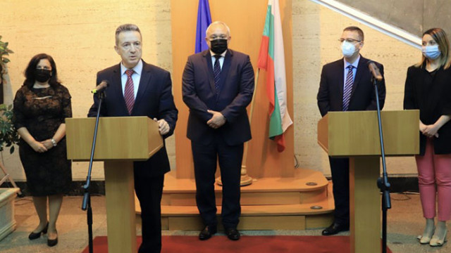 Възлагам на дирекция Вътрешен одит и на инспектората към министър