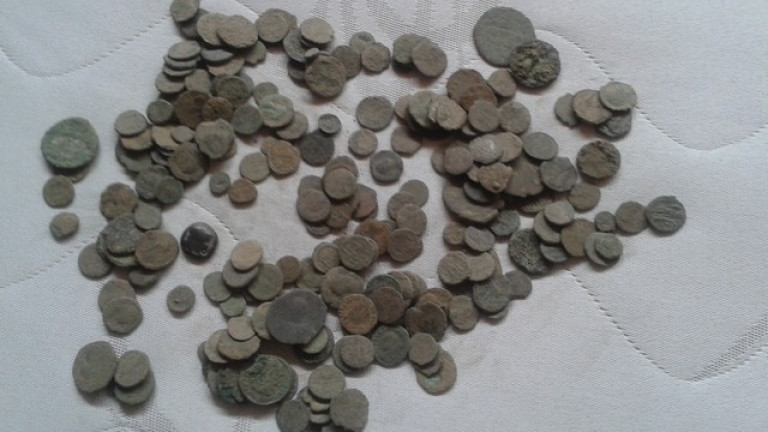 Иззеха стотици старинни монети от дома на иманяр в Силистренско