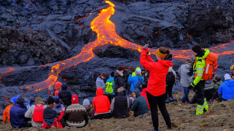 Да гледаш изригването на вулкан (от безопасно място, разбира се)