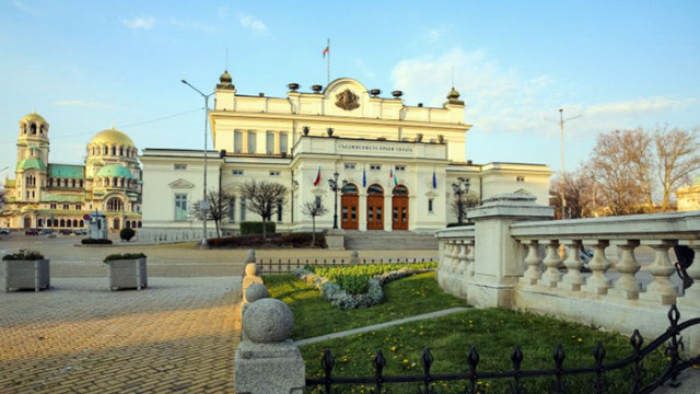 Преди не много време като нежен воал през медийното пространство