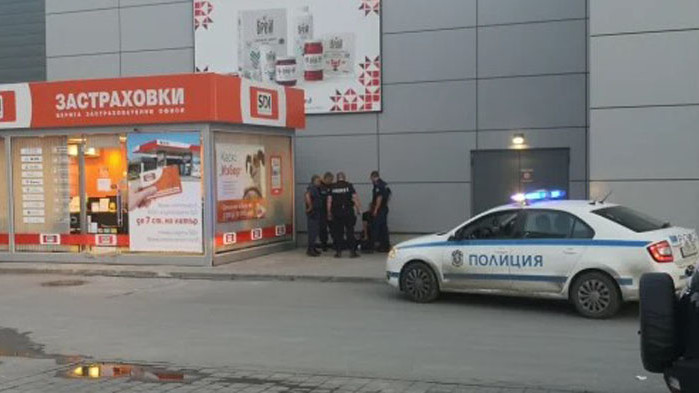 Пред хипермаркет във Варна задържаха мъж, стрелял с пистолет
