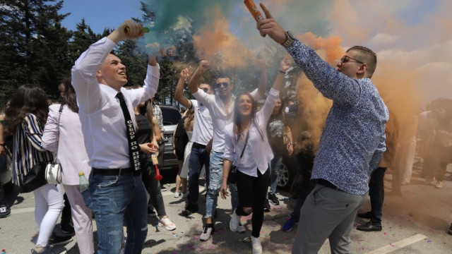 Май е месецът на абитуриенските балове които текат в продължение на седмица