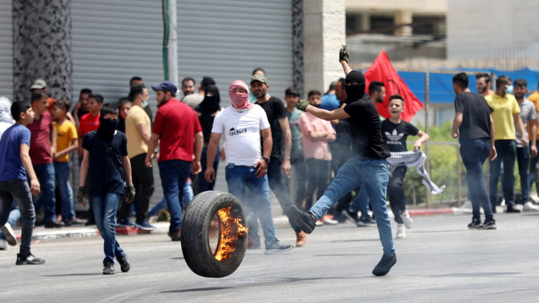 Израелската полиция щурмува джамията "Ал-Акса" при нови сблъсъци с палестинците