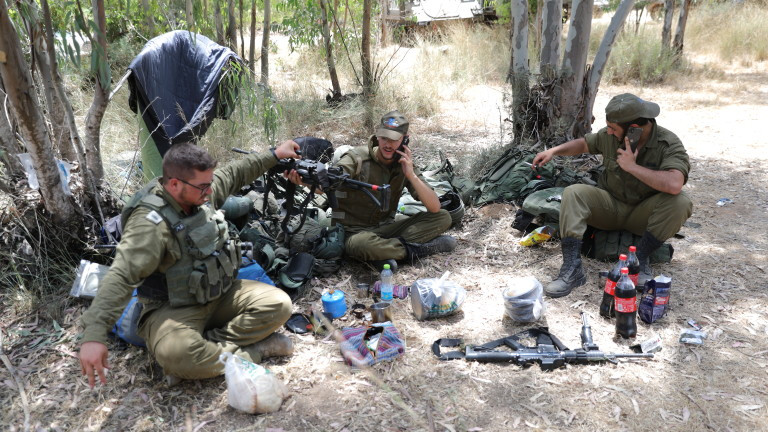 Израелската полиция щурмува джамията "Ал-Акса" при нови сблъсъци с палестинците