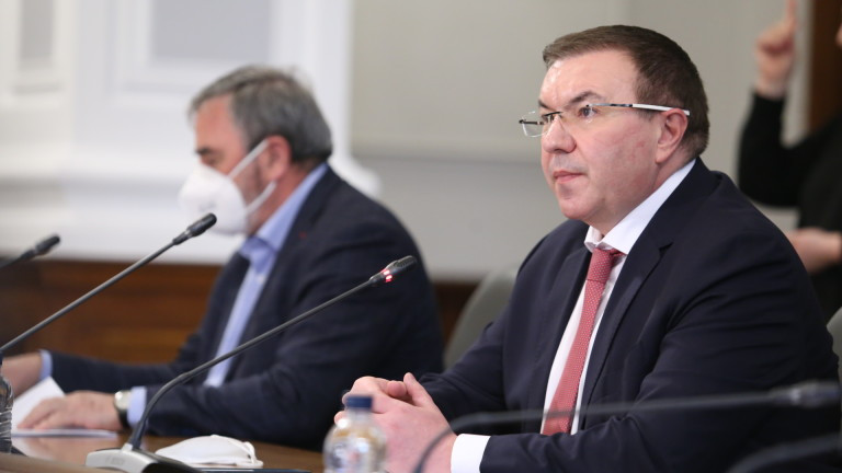 Проф. Ангелов: Половината ваксинирани срещу COVID-19 у нас са възрастни хора