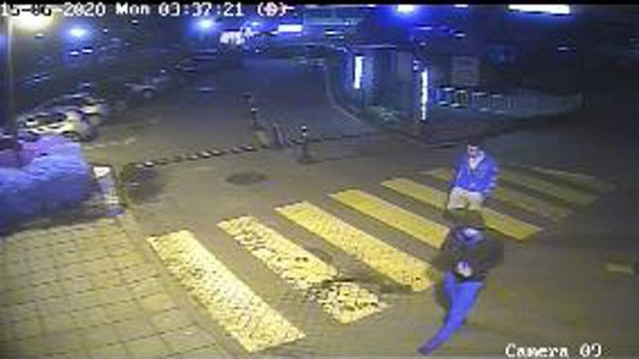 Издирват двама мъже, извършили грабеж на дамска чанта във Варна (ВИДЕО)