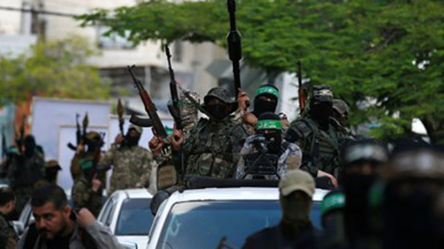 Стотици маскирани и въоръжени с автомати бойци на Хамас преминаха