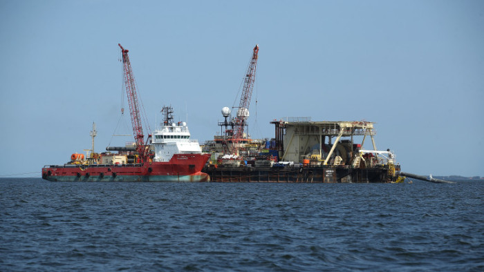 Руският кораб Фортуна, който полага тръбите на газопровода Северен поток, продължава