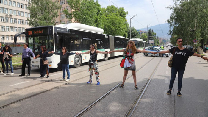Събитието е обявено като обсада и влизане в ДАНС със