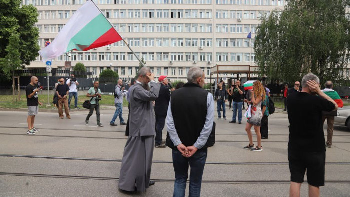 Протестиращи блокираха движението при ДАНС, сред тях и зам.-министър (СНИМКИ)