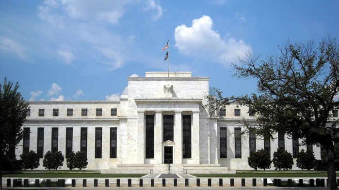 Федералният резерв на САЩ смекчава тона , за да успокои страховете от инфлация