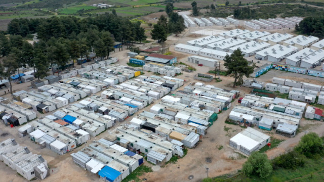 Гърция издига бетонни стени в няколко лагера за бежанци в