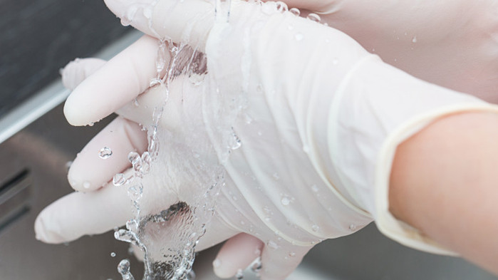 Потребителска асоциация се тревожи, че ръкавиците при ваксинациите не се сменят