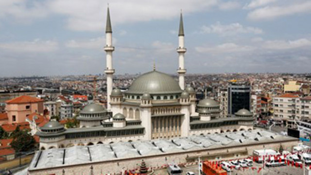 В Истанбул днес бе открита новата джамия Таксим В храма