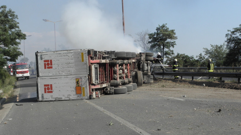 Катастрофа с два тира затвори пътя за Велинград. Тъй като