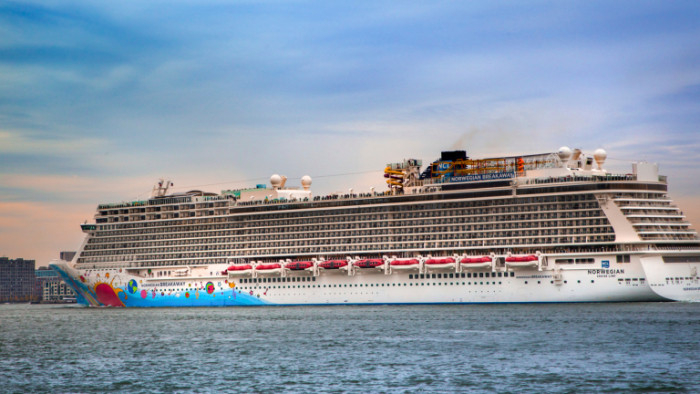 Испания отново ще разреши на круизни кораби да акостират в нейните