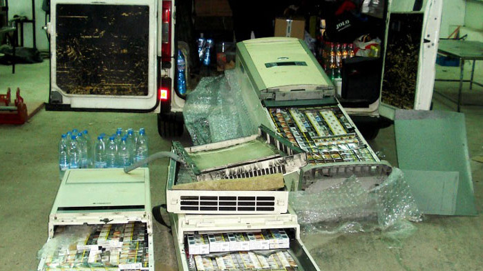 Митничари задържаха 97 000 къса (4850 кутии) цигари, скрити в