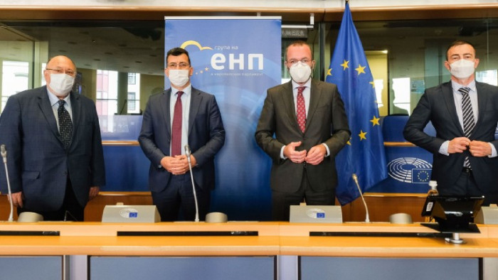 Той се учуди, че се махват от постовете им хора,