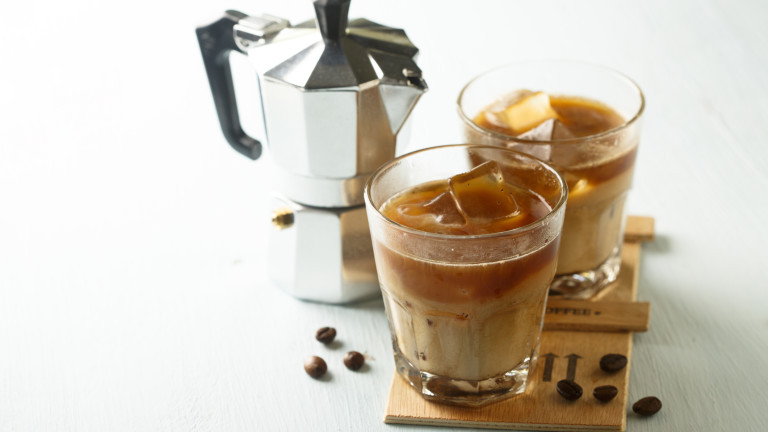 В топлото или в студеното кафе има повече кофеин?