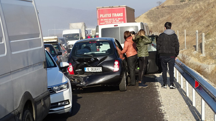 Трима души са пострадали при катастрофа между автобус, микробус и