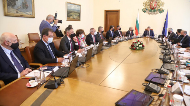 Повече от половината от българите одобряват формата на служебния кабинет