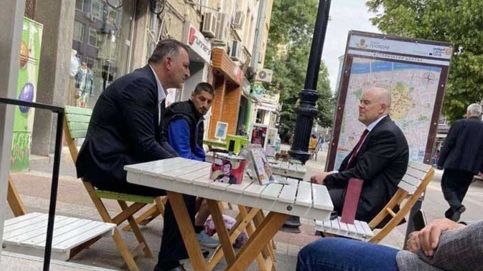 „Забелязано в Пловдив“: Гешев пие кафе с Митко „Чорапа“