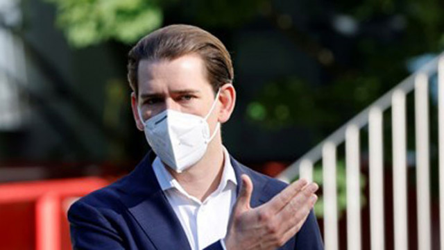 Австрийският канцлер Себастиан Курц се ваксинира срещу коронавируса с Астра